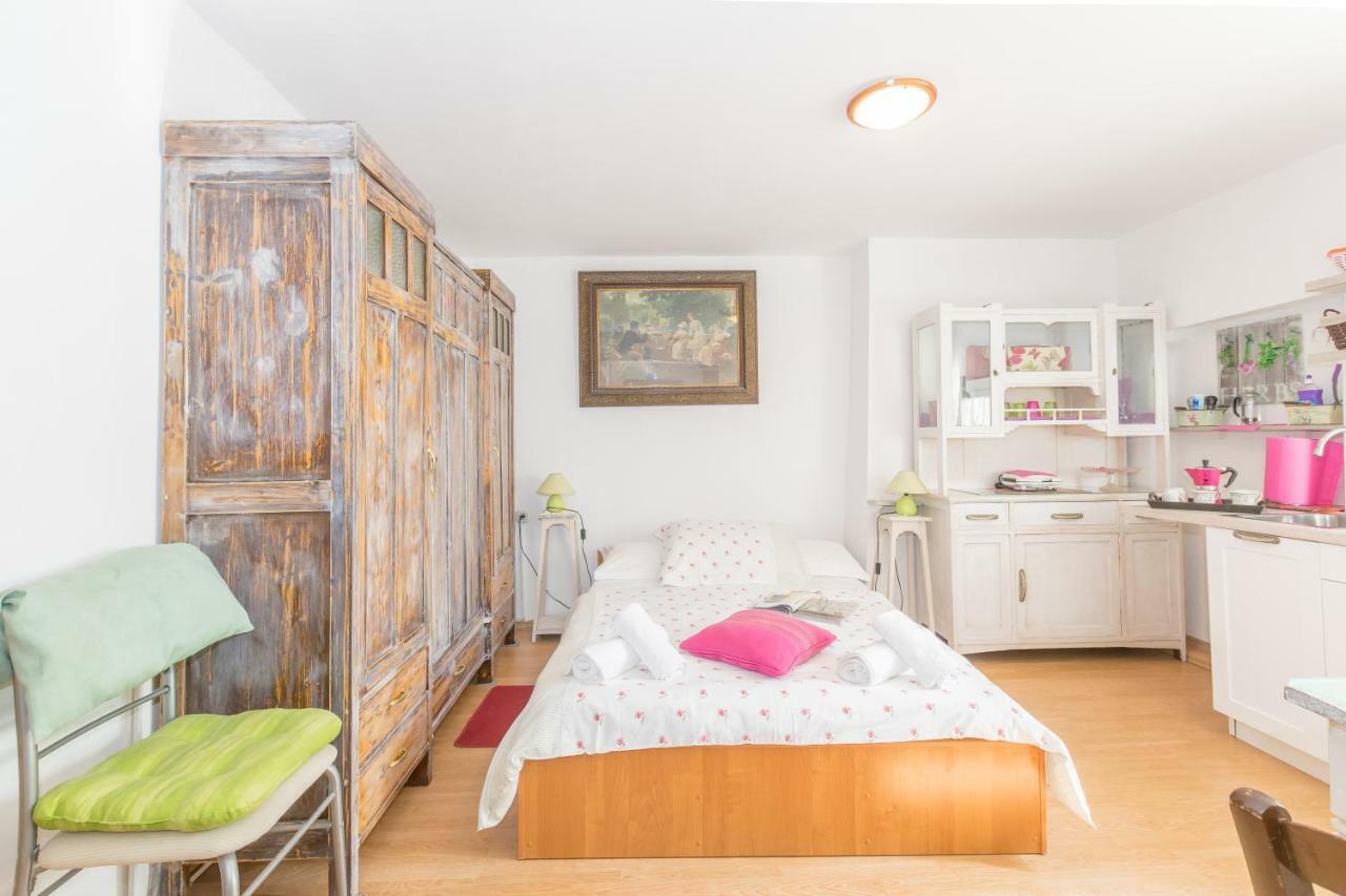 Beautiful Rustical Apt Ana In The Heart Of Rovinj Exterior photo